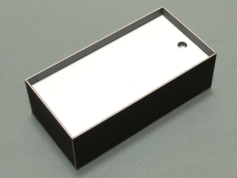 「透過光マクロ撮影ユニット」の裏面にはiPhone 5をセットするスペースと、LEDライト用の穴がある。