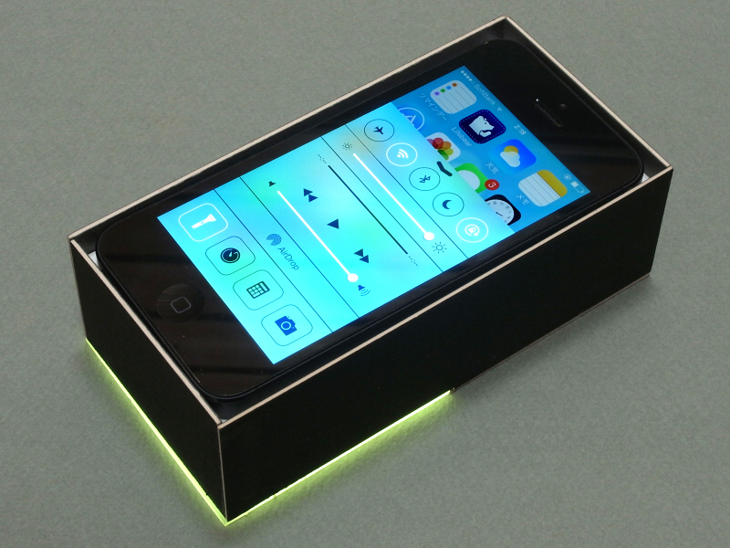 iPhone 5をセットするとこのようになる。LEDライトの単独発光はiOS 7に搭載された新機能の1つで、ホーム画面を上にスワイプして現れる「コントロールセンター」からON/OFFの操作ができる。