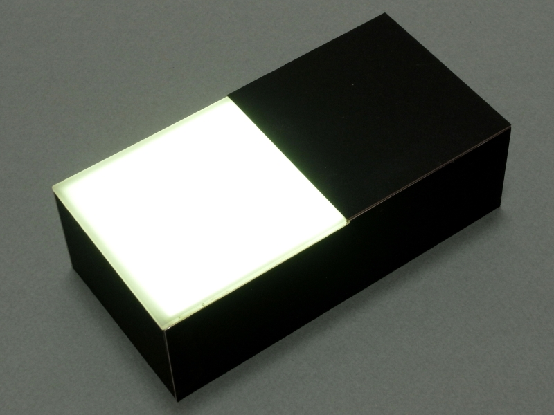 「透過光マクロ撮影ユニット」を発光させたところ。内蔵された拡散版のおかげで、スクリーン全体がほぼ均質に発光している。iPhoneを利用してるの「iLightbox」とでも名付けたくなる（笑）。