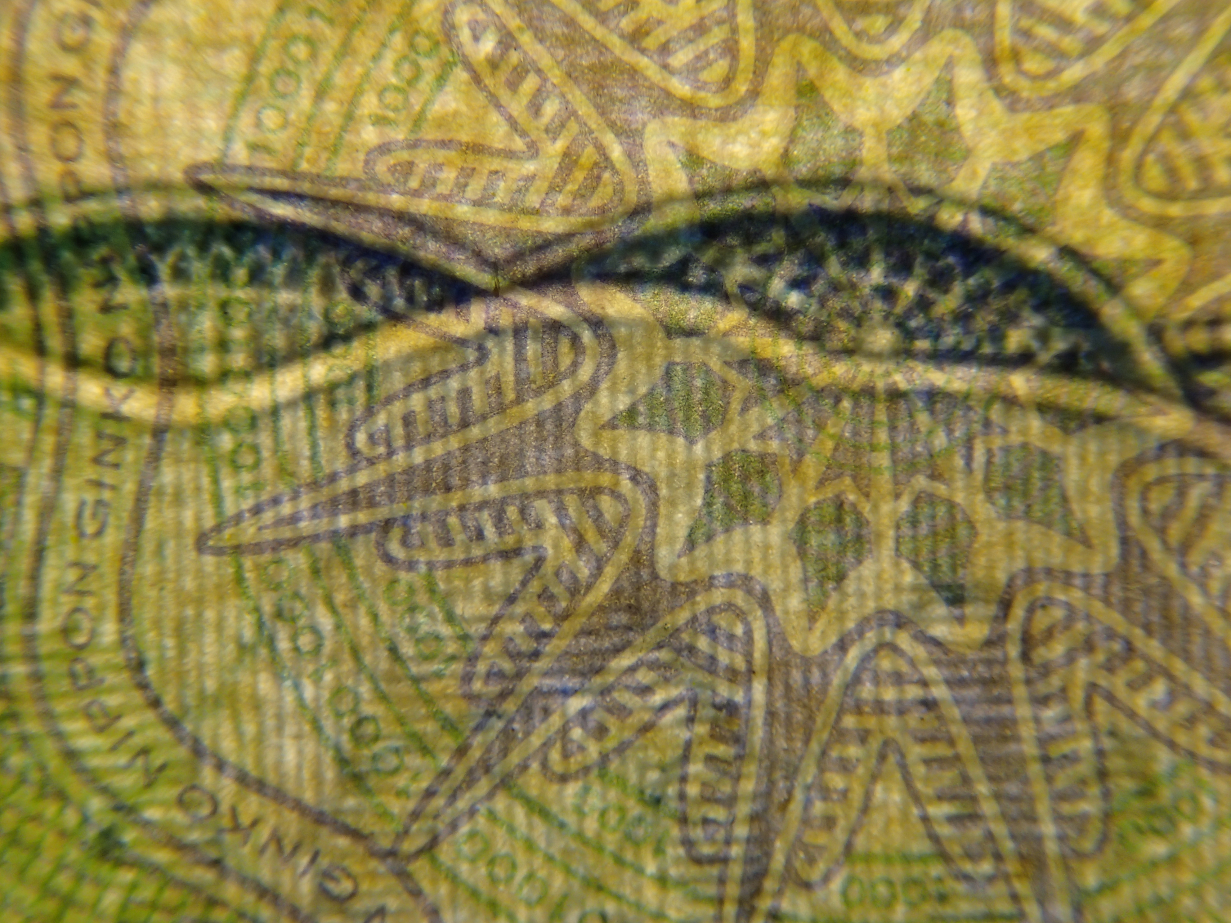 波間を漂うウニ? の用な模様は裏面の右下付近で発見。「NIPPONGINKO」や「1000」のマイクロ文字も漂っている。