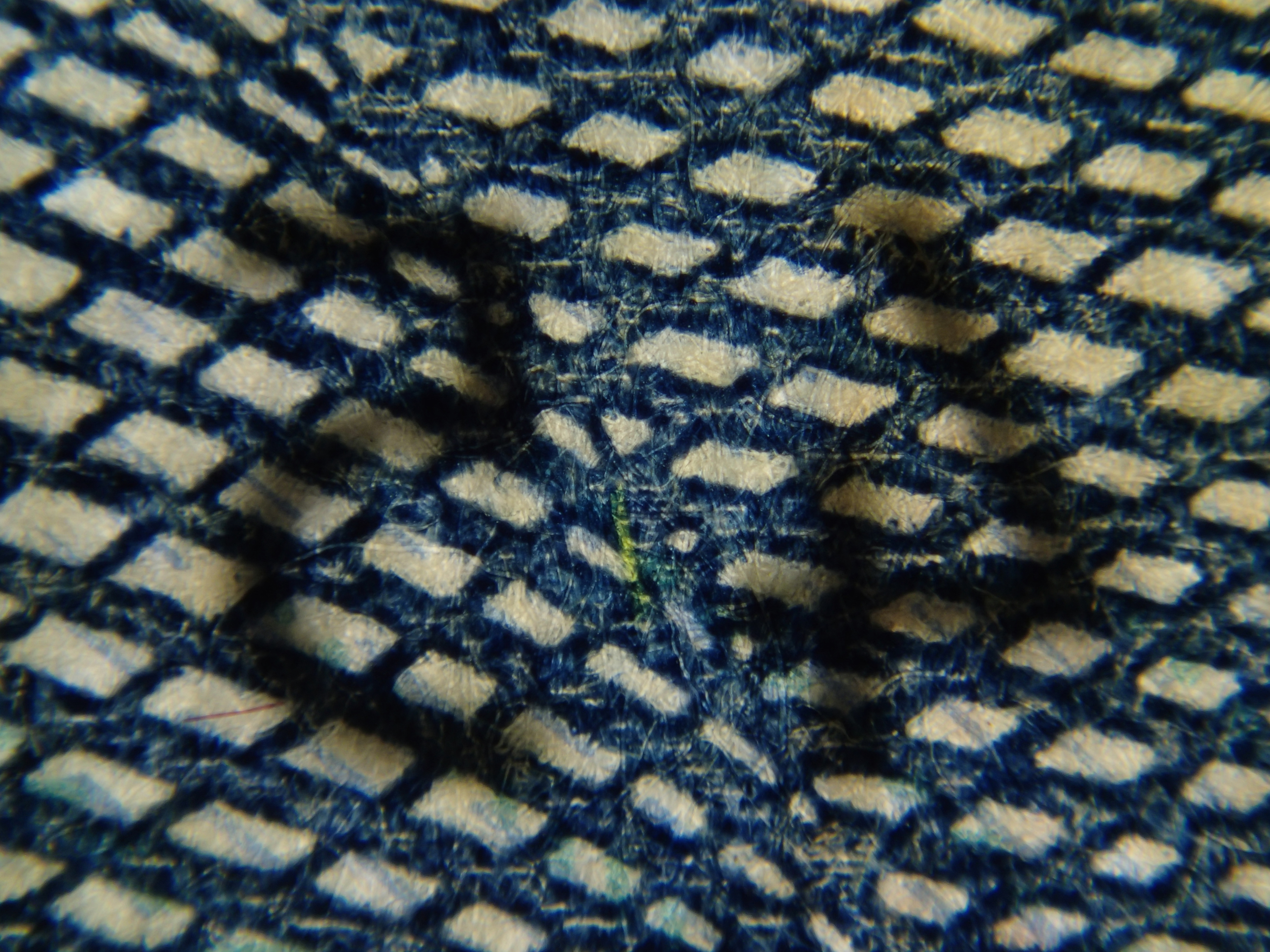 肖像画の襟あたりだが、タッチが交差する向こうに「45」の字が反転しているのが見える。