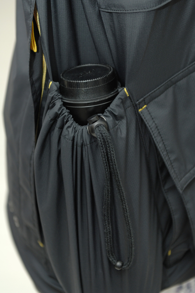 サイドポケット。70-200mm F2.8クラスのレンズが入る。