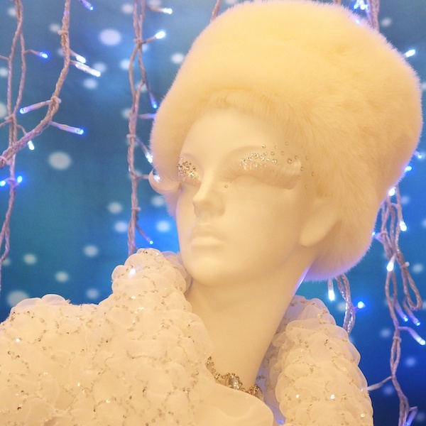 冬仕様のマネキン。ラインストーンのマツゲに一番目が引かれたので中央付近に配置しました。顔が画面左を向いているので、ほんの少しだけそちらに空間を作りました