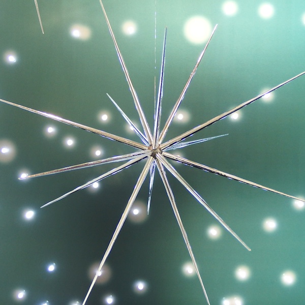 ショーウインドウの中のオブジェ。スクエア写真では中央以外に配置できない王道の形ですね。後は、大きく写すか小さく写して周りを入れるかの選択だけです