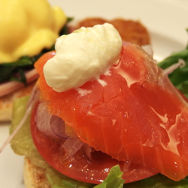 お皿に2つ盛られて来たミニサンド。奥にあるチーズがかかったサンドは写真的に面白くないので切って、手前のサーモンのサンドだけに寄って撮影しました