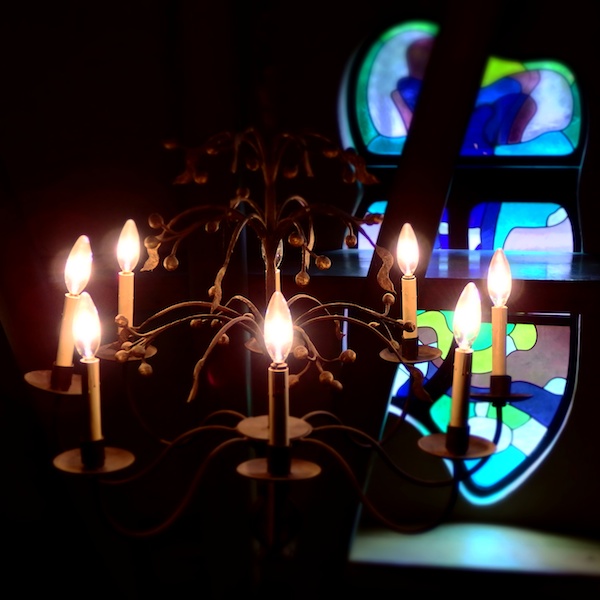 シャンデリアと後ろのステンドグラスが画面全体を占めるように構図。周囲が暗くて情報が少ないので画面いっぱいにふたつの被写体があってもうるさくなりません