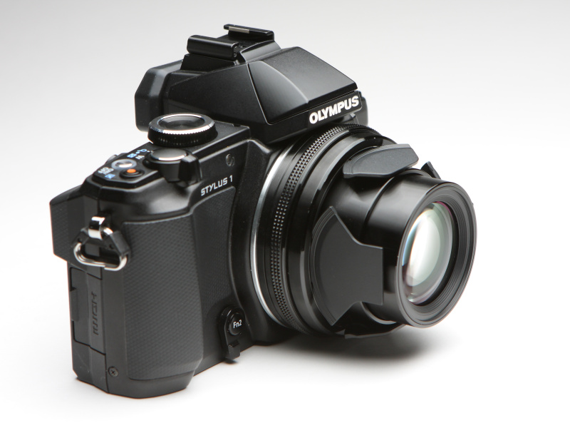 左よりレンズ収納時、ワイド端時、テレ端時。テレ端時でもレンズの繰り出しはさほどでもない。自動開閉レンズキャップは同梱品。