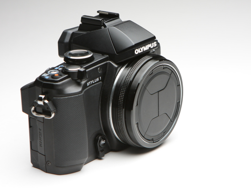 左よりレンズ収納時、ワイド端時、テレ端時。テレ端時でもレンズの繰り出しはさほどでもない。自動開閉レンズキャップは同梱品。