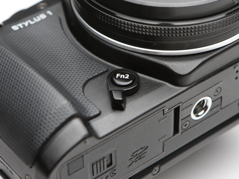 Fn2ボタンと同軸するコントロールレバーで、レンズ根元にあるコントロールリングの機能とクリックの有無を切り換える。