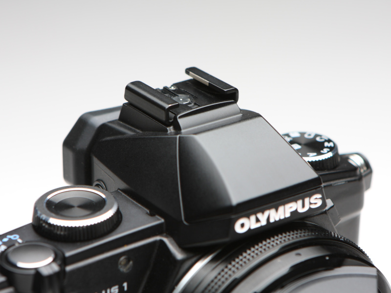 ホットシューを装備する“ペンタカバー”。OM-D E-M5とよく似たシェイプだが、よりコンパクトであるためホットシューがさらに大きく感じられる。