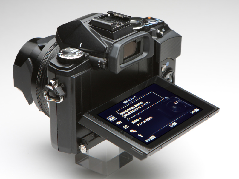 液晶モニターは上方向に80°、下方向に50°チルトする。サイズは3.0インチ、解像度は104万ドット。