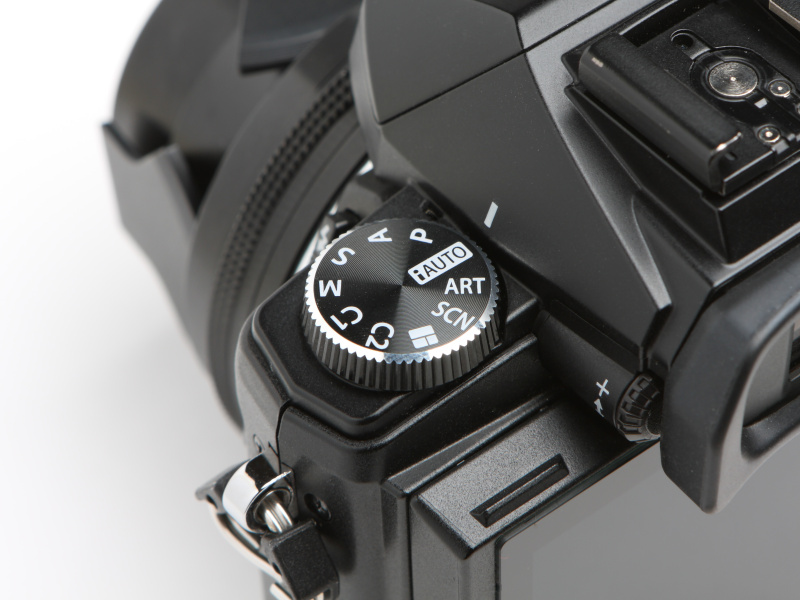 モードダイヤルはカメラを背面から見てペンタカバーの左に備わる。この絵だけみると、デジタル一眼レフのようだ。