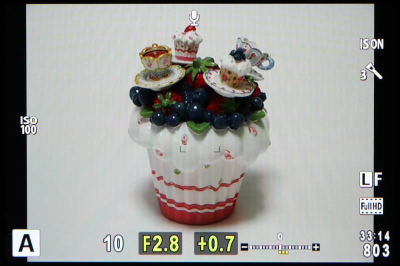 撮影時の背面モニターの画像。左より基本情報表示、ヒストグラム表示、表示OFF。