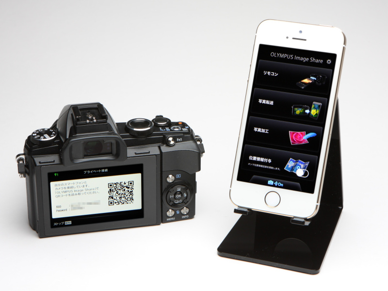 Wi-Fiと専用アプリ「OLYMPUS Image Share」により、スマートフォンとの連携も可能。接続の初期設定はカメラに表示されるQRコードをスマートフォンで読み取るだけと簡単。