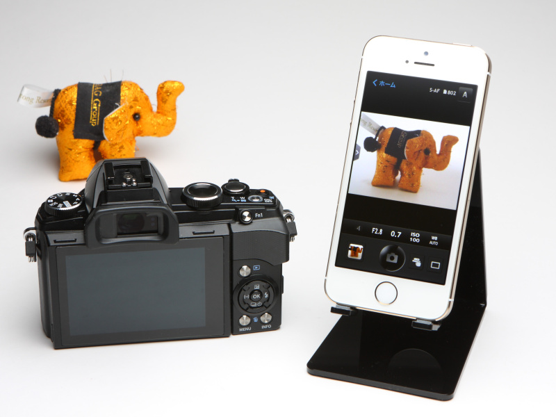 スマートフォンをリモコンとして使用したときの画像。ズームや露出の設定などのほか、スマートフォンへのタッチ操作でAFポイントを指定することができる。