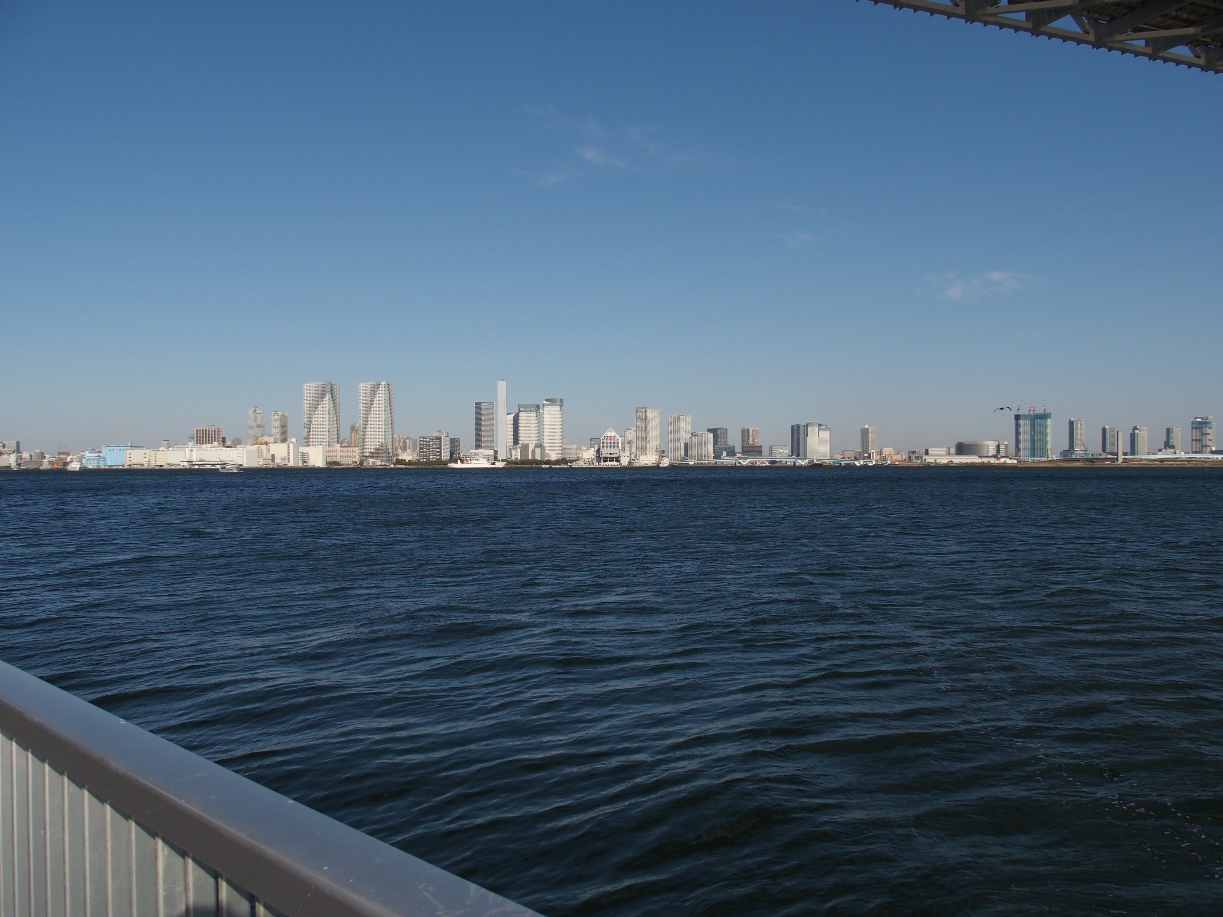 広角端（28mm相当）