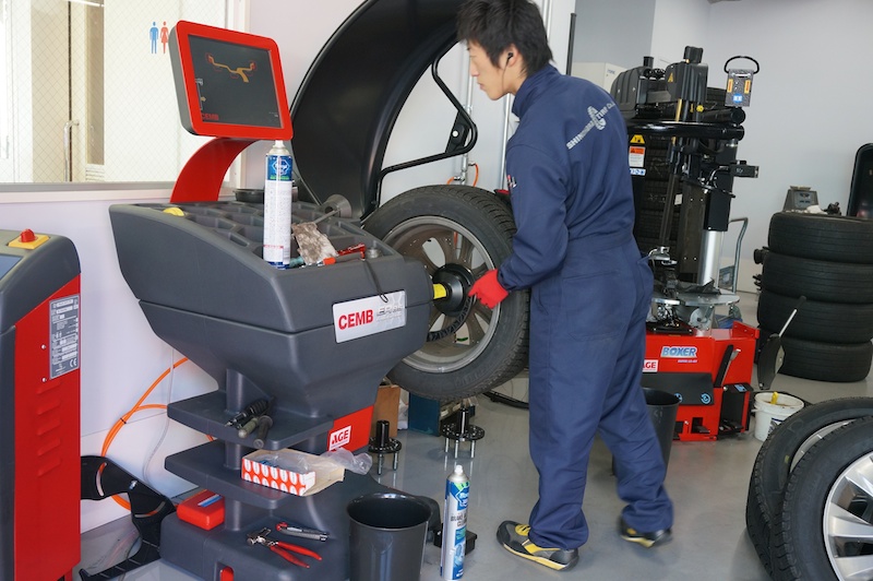 こちらの新しい設備でバランスをチェック。モニターで偏心箇所がわかるとのこと