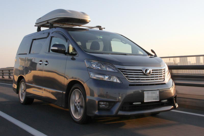撮影のため遠出することの多い礒村さん。車中泊仕様とし、ルーフキャリアも装備