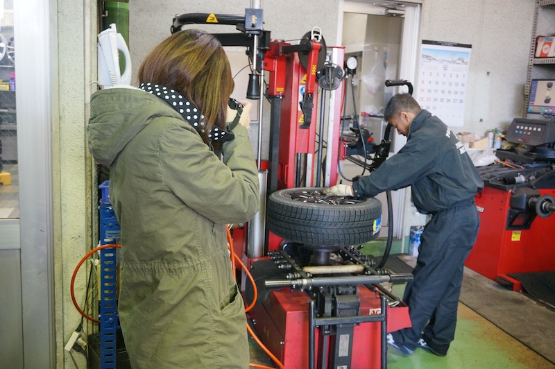 タイヤ交換に興味津々のコムロさん