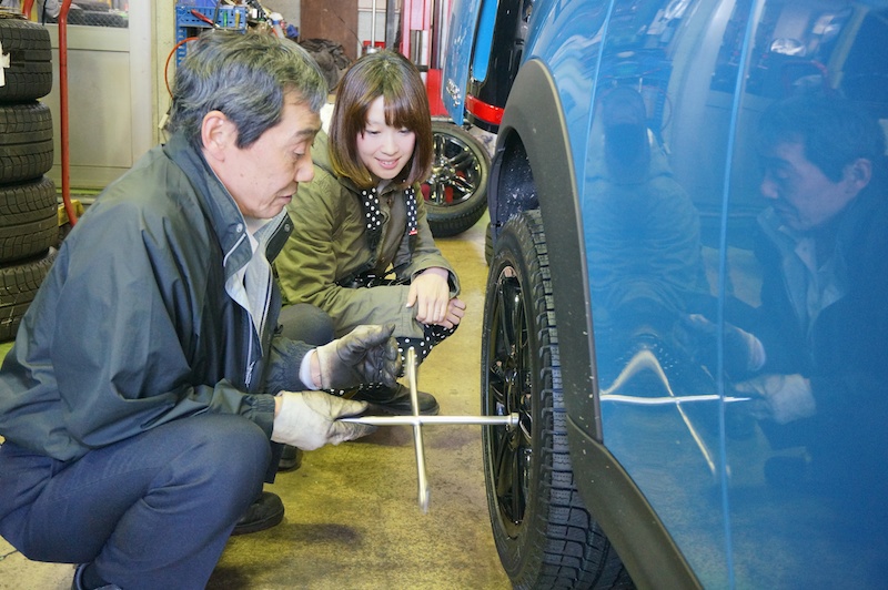 タイヤ交換に興味津々のコムロさん