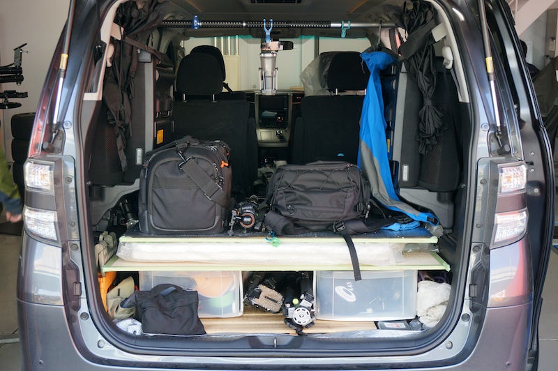 撮影のため遠出することの多い礒村さん。車中泊仕様とし、ルーフキャリアも装備