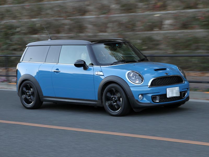 装着後、ちょっと緊張気に試走するコムロさん。「交換前のタイヤと違いがわからない」とのこと