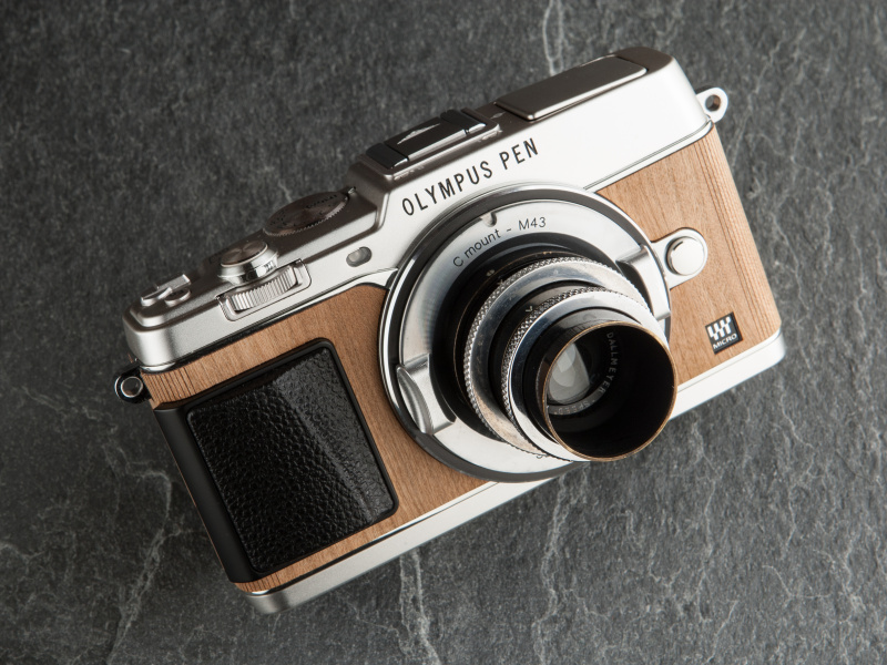 今回はPEN E-P5にAki-Asahiのチェリーウッドを貼ってみた。リアルウッドの貼り革キットだ