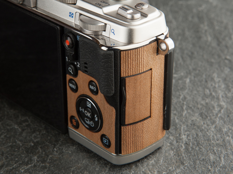 端子カバーや背面パネルの貼り革も付属している。高精度な加工でボディにジャストフィットする