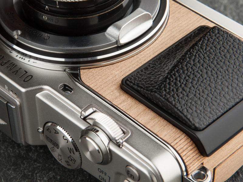 E-P5は貼り革を貼っても切断面が見えない。ボディと一体感のある仕上がりになる