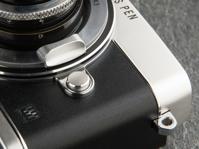 E-P5は厚みのあるシルバーラインがあり、貼り革を貼った際に切断面を隠してくれる