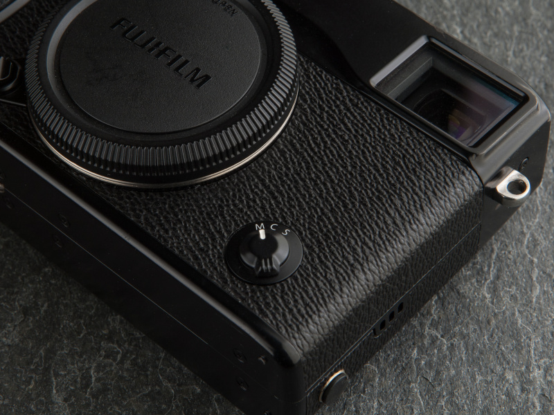 （参考）X-Pro1は貼り革を剥がす必要があるものの、交換すると切断面が見えない仕上がりになる