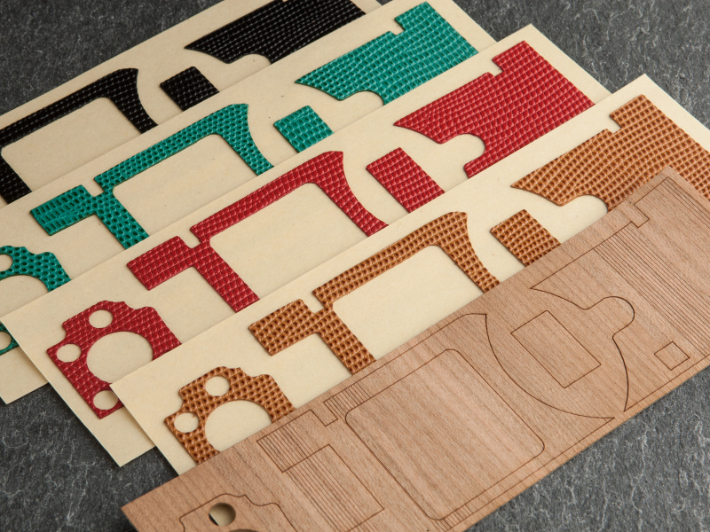 Aki-AsahiのE-P5用貼り革キットは各色2,000円。チェリーウッドは貼り付けが難しいため、2枚セットになっている