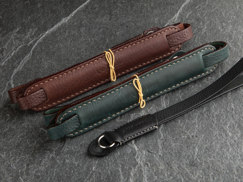 カラーバリエーション豊富で、レザーはミネルバもラインアップ。同テイストのハンドストラップもある