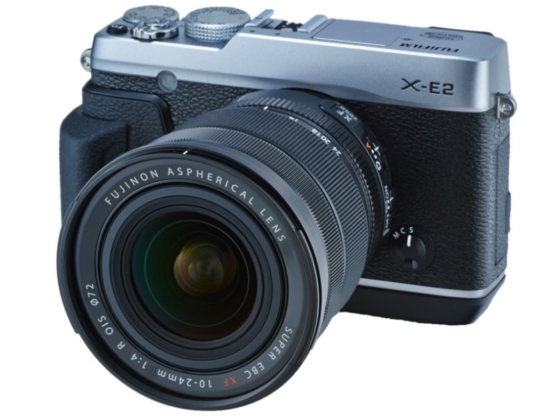 FUJIFILM X-Pro1（左）、FUJIFILM X-E2（右）への装着例（いずれもオプションのハンドグリップを装着）。