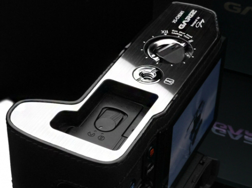 装着したままバッテリーと記録メディアの交換が可能