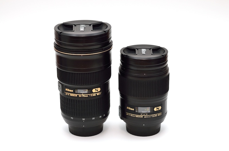 リニューアルした「ニッコールタンブラー24-70」（左）と「同Micro60」（右）を前後から見る。蓋をしたままだとモチーフとなるレンズに実によく似ている