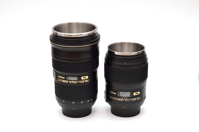 リニューアルした「ニッコールタンブラー24-70」（左）と「同Micro60」（右）を前後から見る。蓋をしたままだとモチーフとなるレンズに実によく似ている