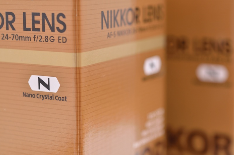 タンブラーはいずれもレンズ製品に似せたデザインの立派な化粧箱入り。誇らしげなナノクリスタルコートのマークに注目！