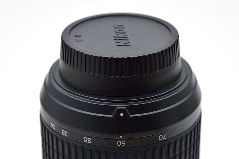 タンブラー底部は、旧製品である「レンズ裏ぶたLF-1」にこれまた実によく似ている。ただし、ねじ込み式なのでこれをレンズに取りつけることはできない。LF-1や現行の同LF-4をタンブラーに装着することも不可。もちろん、タンブラーはカメラに装着できない。さらに、スタンドはレンズにも使用できない