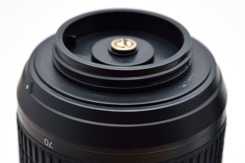 タンブラー底部は、旧製品である「レンズ裏ぶたLF-1」にこれまた実によく似ている。ただし、ねじ込み式なのでこれをレンズに取りつけることはできない。LF-1や現行の同LF-4をタンブラーに装着することも不可。もちろん、タンブラーはカメラに装着できない。さらに、スタンドはレンズにも使用できない