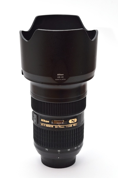 24-70には固定できないもののレンズフードが装着できてしまう！（よい子は真似をしないように）