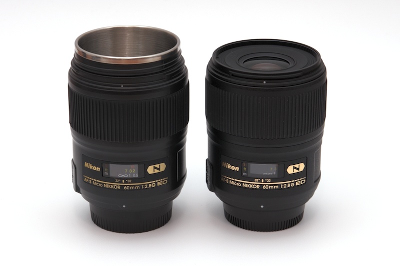 Micro60をレンズと並べてみた。蓋の取りつけ部分が厚いので、そのぶんだけタンブラーのほうが背が高い。フィルターを取りつけたら同じくらいになるかも。なお、こちらはレンズフードは装着できない