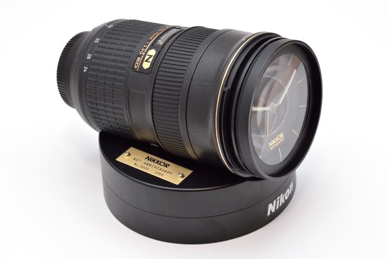 専用スタンドに置いた「NIKKOR レンズクロック」。アラーム音はD4のシャッター音なので、これを聞きたいがために寝坊してしまわないように。「隣のカメラマンのほうがショット数が多くてドキドキする夢」を見たりして