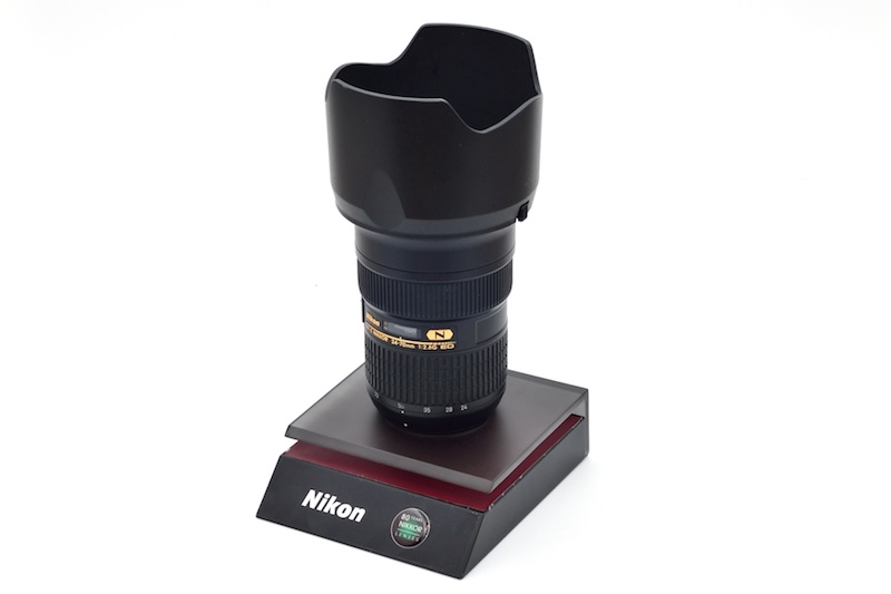 「NIKKOR レンズスタンド」をAF-S NIKKOR 24-70mm f/2.8G EDを置いてみても実によく似合う