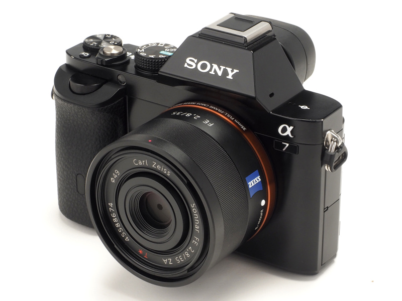 広角単焦点レンズ「Sonnar T* FE 35mm F2.8 ZA」を装着したイメージ。F2.8としたことで大きさが抑えられα7とのバランスがよい。もちろん描写性能は高い。