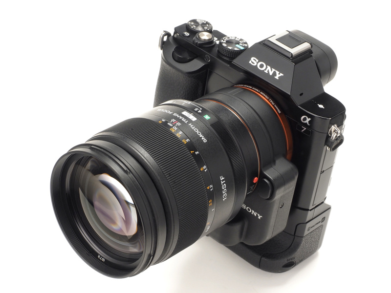 α7にLA-EA4を介して135mm F2.8 [T4.5] STFを装着したイメージ。レンズが大柄なので、縦位置グリップ「VG-C1EM」を装着するとバランスが向上する。