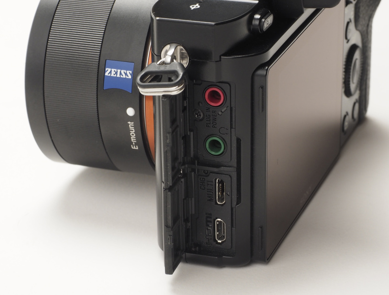 インターフェースはマイク端子、ヘッドホン端子、マイクロUSB端子、HDMIマイクロ端子が装備される。