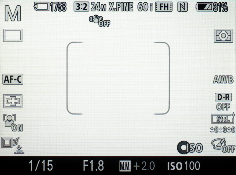像面位相差AFとファストインテリジェントAFの併用によるファストハイブリッドAFもα7だけの特徴。「位相差AFエリア表示」でファストハイブリッドAFが可能な範囲をモニター画面上に表示できる。