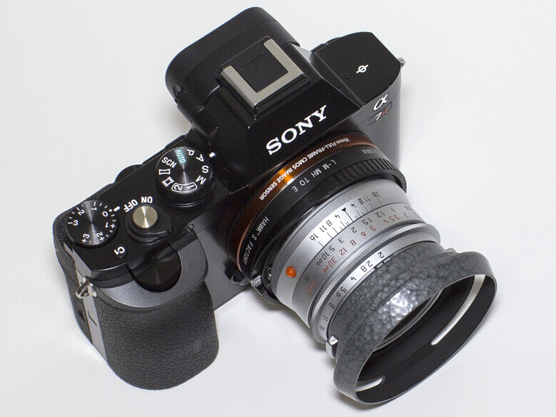 補助ヘリコイドを不使用時（左）と5mm繰り出したところ（右）