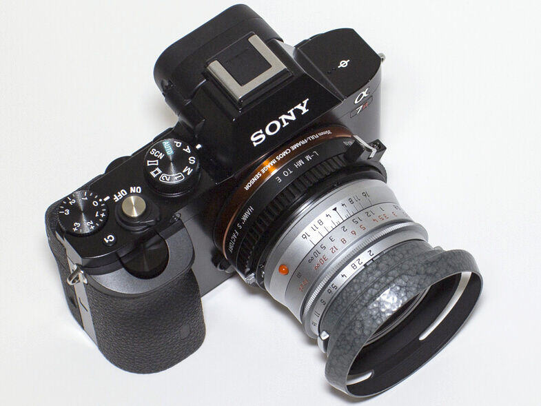 補助ヘリコイドを不使用時（左）と5mm繰り出したところ（右）